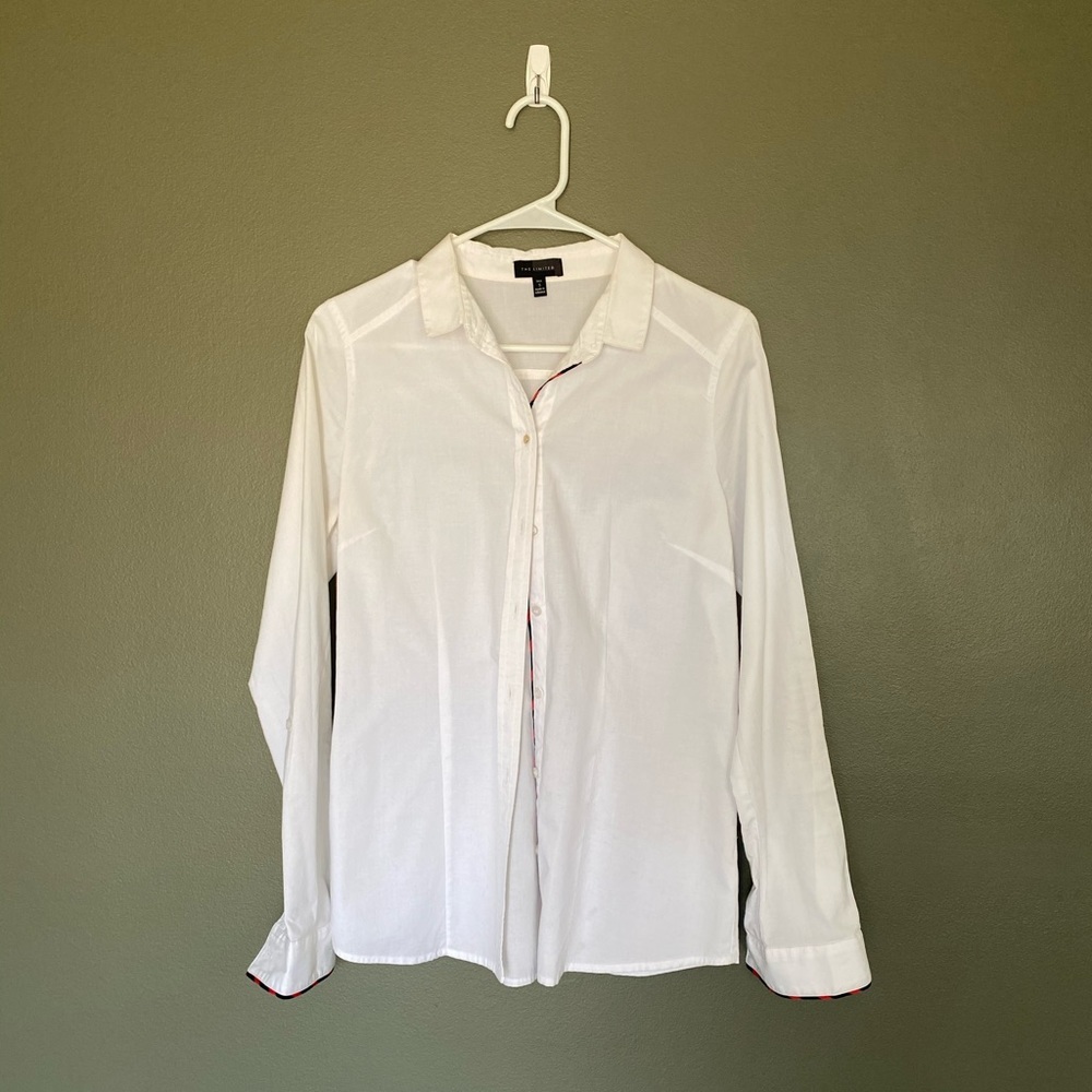 SIMPLE WHITE BUTTON DOWN WITH SUBTLE DETAILING